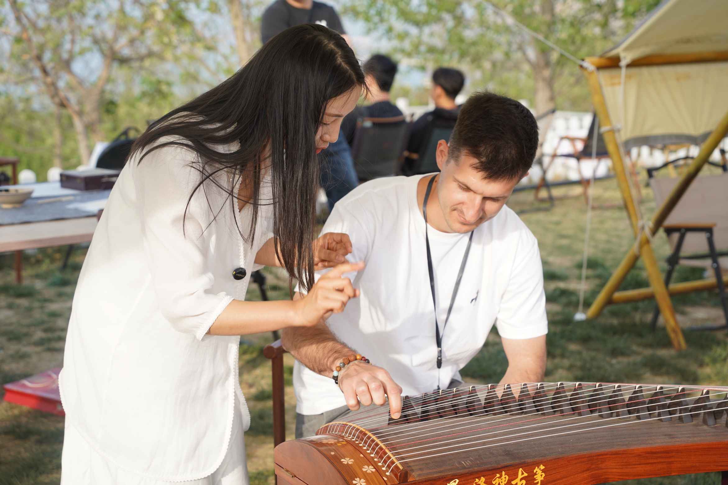 外媒體記者古箏體驗(yàn)。主辦方供圖