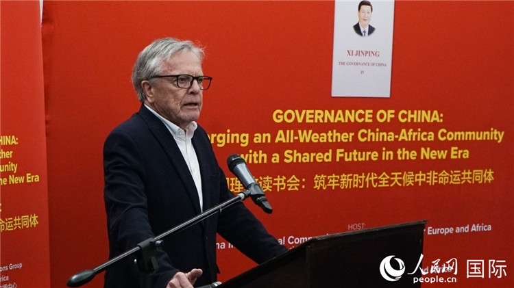 南非前駐日本、西班牙、馬達(dá)加斯加大使、浙江師范大學(xué)非洲研究院資深研究員赫特·赫羅布勒在讀書會上發(fā)言。人民網(wǎng) 劉暢攝