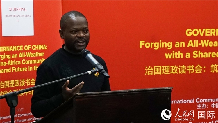 約翰內(nèi)斯堡大學(xué)非洲中國研究中心研究員葛迪恩·吉通加在讀書會上發(fā)言。人民網(wǎng) 劉暢攝