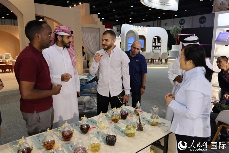 在“閱讀中國”館，當?shù)刈x者通過品味中國茶，了解中國文化。人民網(wǎng)記者 張志文攝