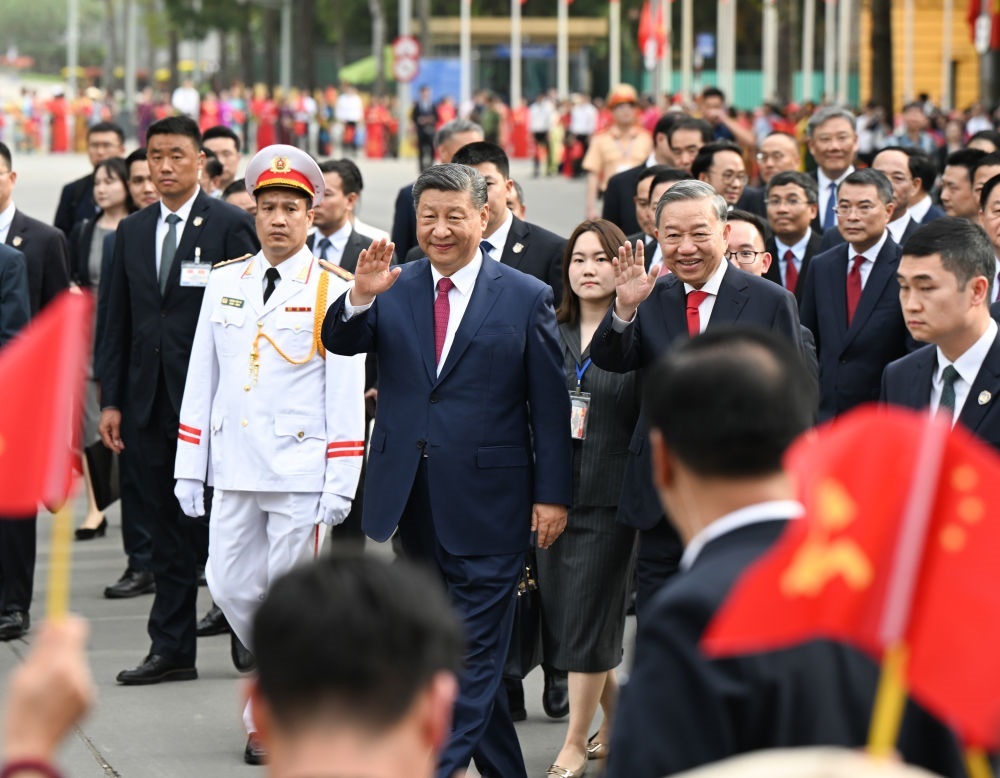 4月14日，中共中央總書(shū)記、國(guó)家主席習(xí)近平抵達(dá)河內(nèi)對(duì)越南進(jìn)行國(guó)事訪問(wèn)。當(dāng)日下午，越共中央總書(shū)記蘇林為習(xí)近平舉行隆重歡迎儀式。這是歡迎儀式后，習(xí)近平和蘇林一同步行前往越共中央駐地舉行會(huì)談時(shí)，向歡迎人群揮手致意。新華社記者 張領(lǐng) 攝