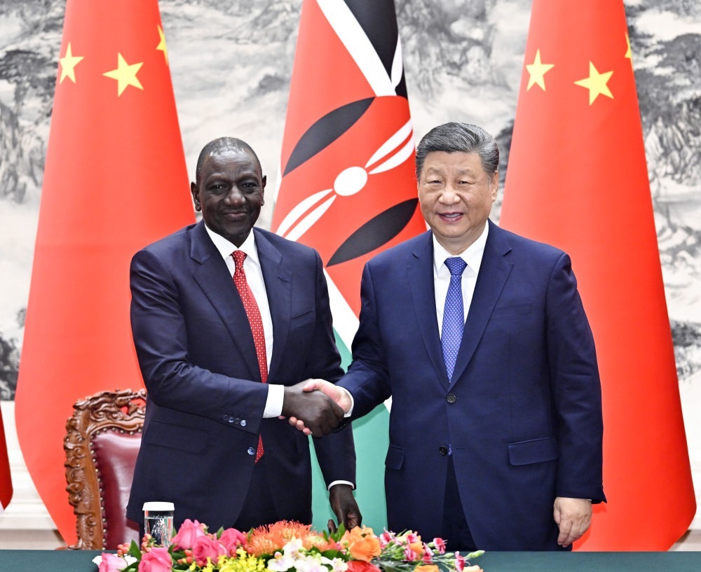 4月24日上午，國(guó)家主席習(xí)近平在北京人民大會(huì)堂同來(lái)華進(jìn)行國(guó)事訪問(wèn)的肯尼亞總統(tǒng)魯托舉行會(huì)談。這是習(xí)近平同魯托握手。新華社記者 岳月偉 攝