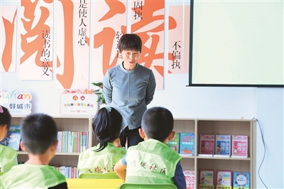 田桂月帶領(lǐng)孩子共讀繪本《點》。李澤罡攝