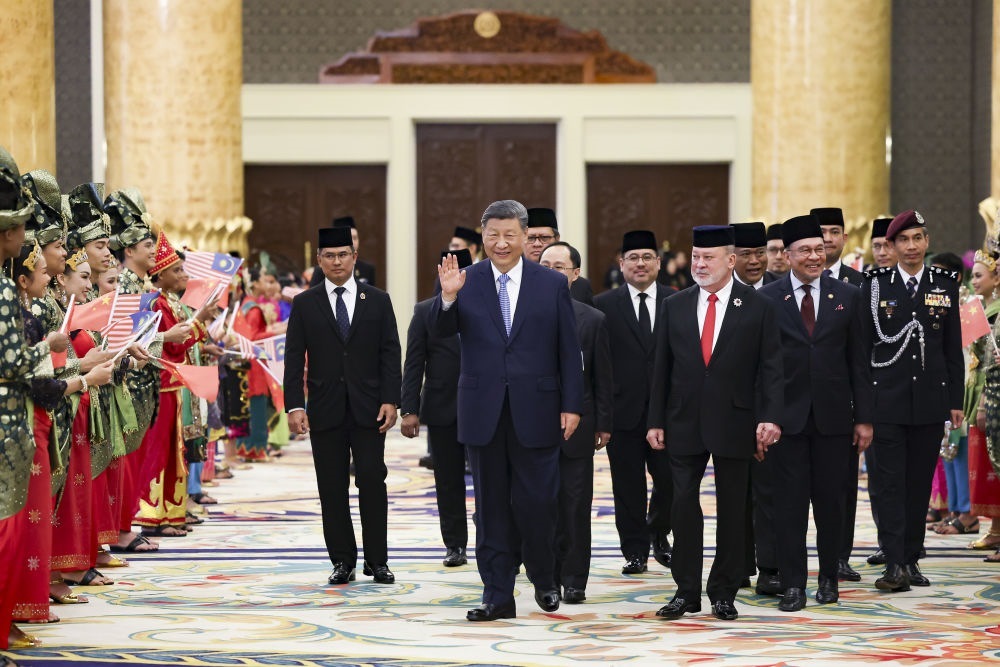 4月16日上午，馬來(lái)西亞最高元首易卜拉欣在馬來(lái)西亞國(guó)家王宮同中國(guó)國(guó)家主席習(xí)近平舉行會(huì)見(jiàn)。會(huì)見(jiàn)后，習(xí)近平出席易卜拉欣舉行的歡迎宴會(huì)。這是習(xí)近平向歡迎人群揮手致意。新華社記者 黃敬文 攝