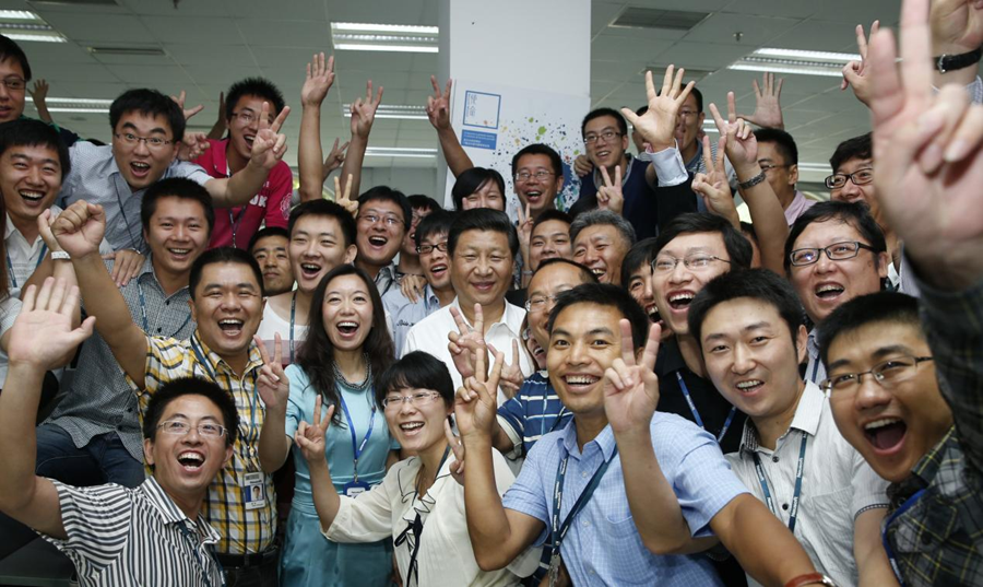 2013年8月29日，習近平總書記在東軟集團（大連）有限公司同年輕員工親切合影。新華社記者 鞠鵬 攝