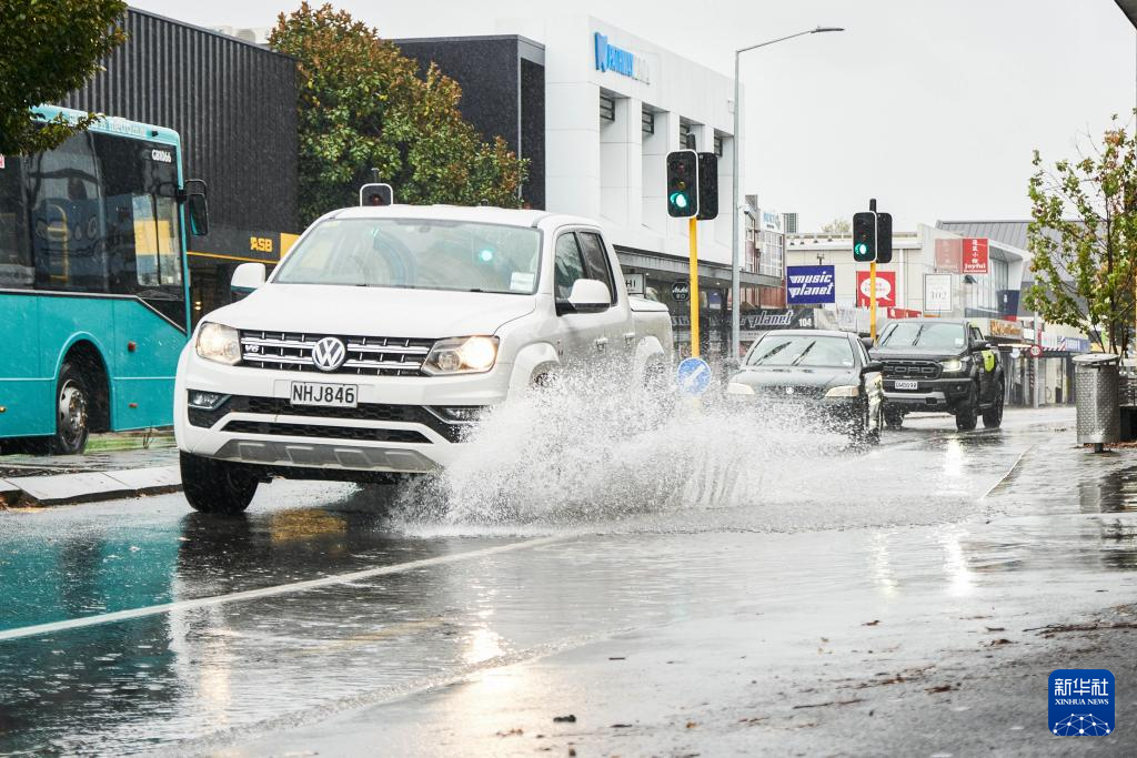 5月1日，汽車行駛在新西蘭南島城市克賴斯特徹奇的街頭。新華社發(fā)（陳思雨蒙 攝）