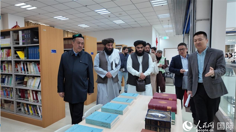 代表團(tuán)在新疆伊斯蘭教經(jīng)學(xué)院圖書(shū)館參觀。人民網(wǎng)記者 章凱風(fēng)攝