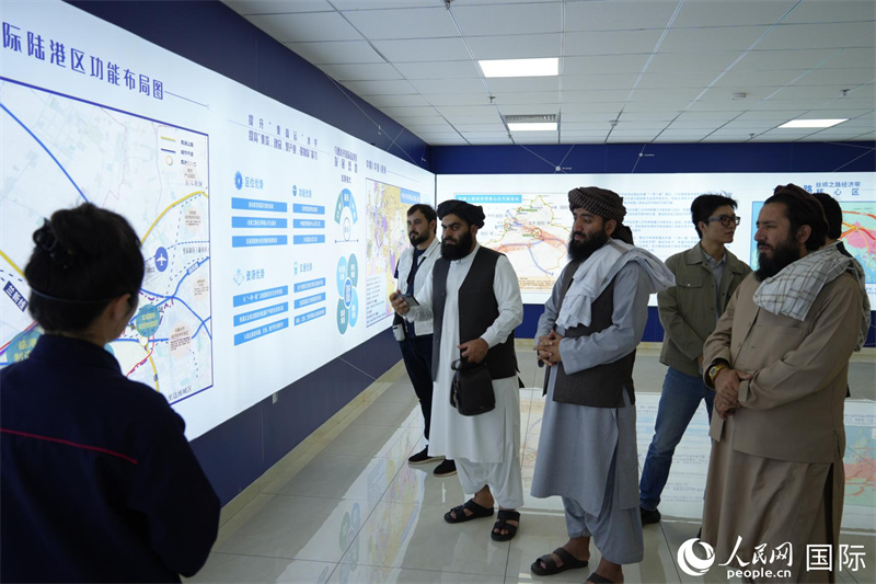 代表團(tuán)在烏魯木齊國(guó)際陸港區(qū)參觀。人民網(wǎng)記者 章凱風(fēng)攝