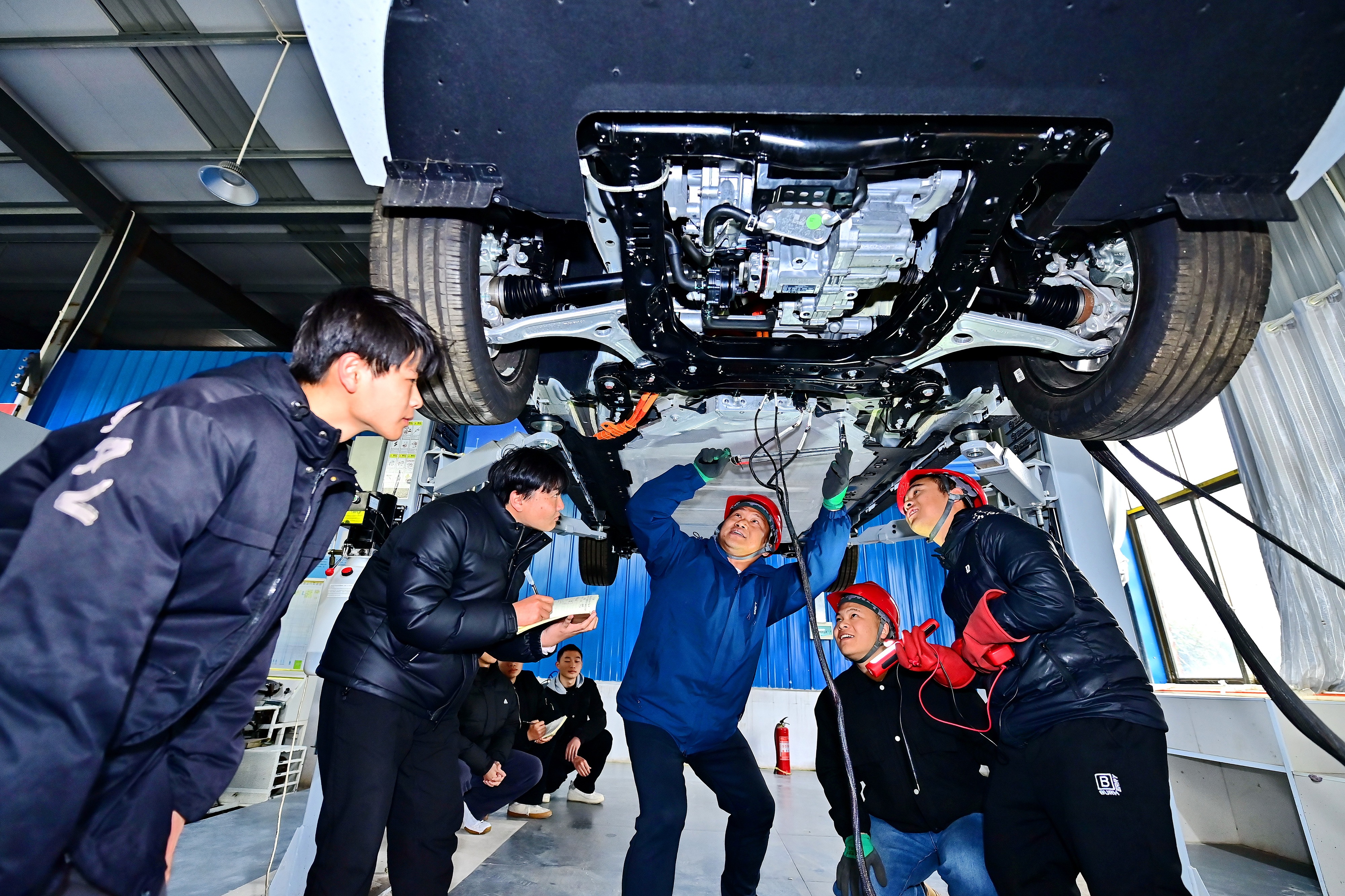 2025年2月，江西省宜春市，豐城市的一所技工學(xué)校實訓(xùn)基地內(nèi)，新能源汽車運維專業(yè)學(xué)生在老師的指導(dǎo)下學(xué)習(xí)新能源汽車電池包檢修技術(shù)。