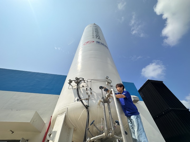 陳恩偉在海南商業(yè)航天發(fā)射場(chǎng)技術(shù)區(qū)罐區(qū)進(jìn)行液氮轉(zhuǎn)注前準(zhǔn)備。新華社記者 陳凱姿 攝