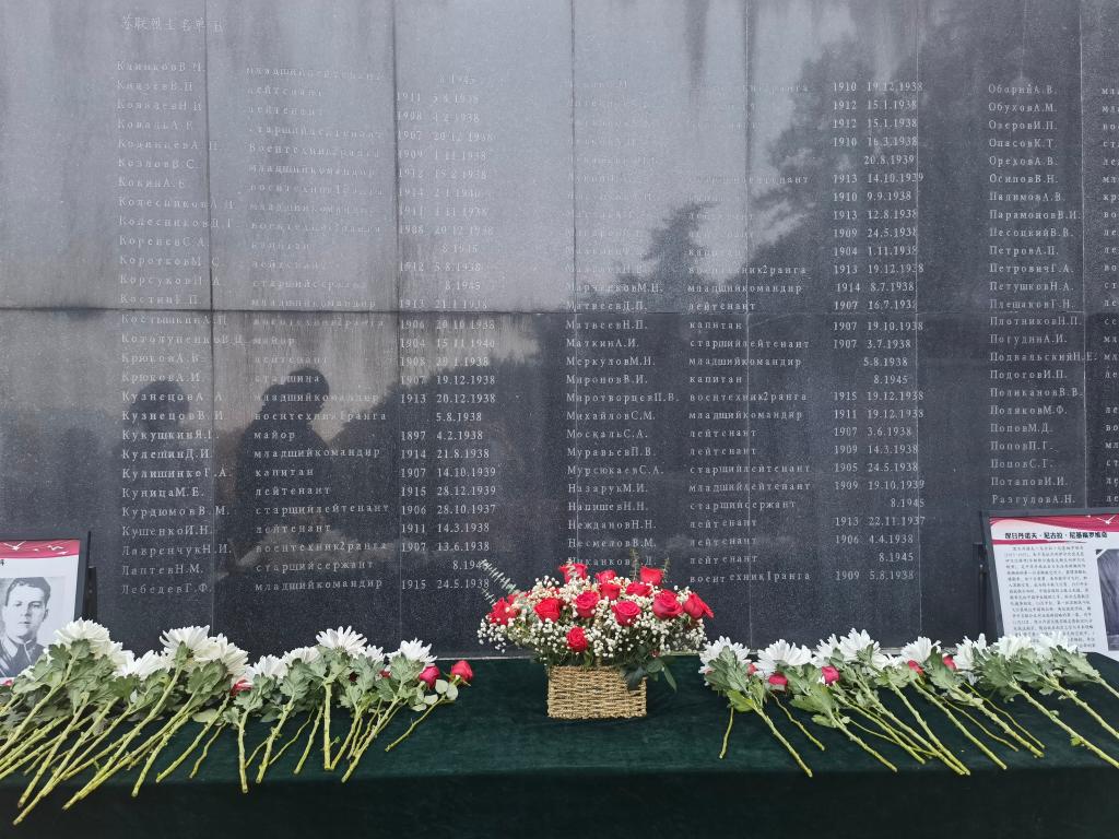 在南京抗日航空烈士紀(jì)念館鐫刻有蘇聯(lián)籍抗日航空英烈名錄的紀(jì)念碑前，擺放著人們獻(xiàn)上的鮮花（2024年11月22日攝）。新華社記者 邱冰清 攝