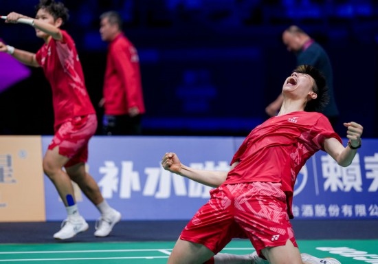 5月3日，中國隊組合馮彥哲（右）/黃東萍在半決賽混雙比賽后慶祝。新華社記者 孫非 攝