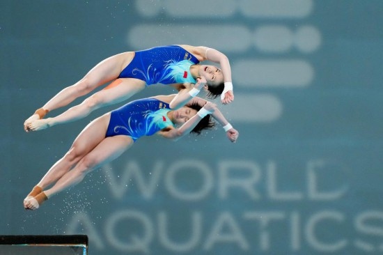 5月2日，陳芋汐（上）/全紅嬋在比賽中。新華社記者 鞠煥宗 攝