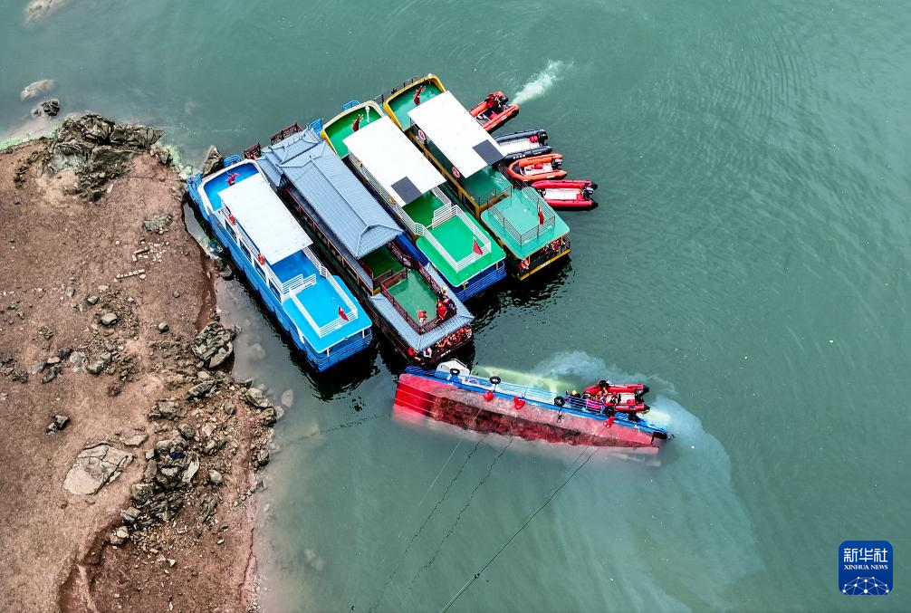 5月5日，救援人員在對傾覆船只進行搜救（無人機照片）。新華社記者 劉續(xù) 攝