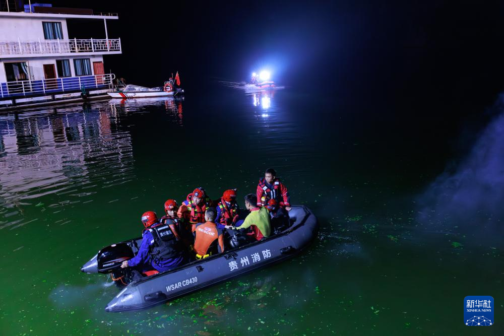 5月5日，救援人員在進行搜救。新華社記者 劉續(xù) 攝