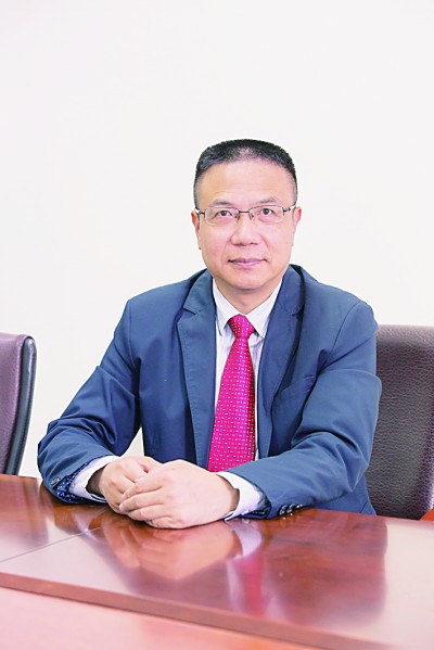 徐飛 教授、博士生導(dǎo)師。歷任上海交通大學(xué)副校長、西南交通大學(xué)校長、上海財經(jīng)大學(xué)常務(wù)副校長，現(xiàn)任福耀科技大學(xué)常務(wù)副校長。國務(wù)院政府特殊津貼專家。先后兼任中國鐵道學(xué)會副理事長，中國管理學(xué)會組織與戰(zhàn)略專業(yè)委員會副主任，教育部高等學(xué)校創(chuàng)新創(chuàng)業(yè)教育指導(dǎo)委員會副主任，中國高等教育學(xué)會創(chuàng)新創(chuàng)業(yè)教育分會理事長，中國高質(zhì)量MBA教育認證（CAMEA）工作委員會副主任，中國職業(yè)技術(shù)教育學(xué)會副會長等。主要研究領(lǐng)域為戰(zhàn)略管理、競爭戰(zhàn)略與博弈論、創(chuàng)新創(chuàng)業(yè)、跨文化戰(zhàn)略領(lǐng)導(dǎo)力等。出版著作20余部。