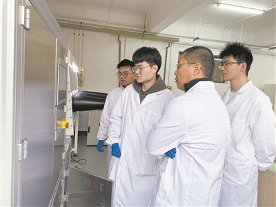 圖為安工大材料科學與工程學院碩士研究生余威(右一)在實驗室開展研究。安工大供圖