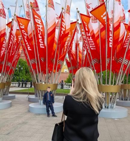 當(dāng)?shù)貢r間5月7日下午，莫斯科紅場外，紀(jì)念蘇聯(lián)偉大衛(wèi)國戰(zhàn)爭勝利80周年慶典旗幟飄揚。