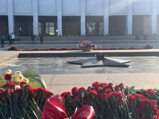 當(dāng)?shù)貢r間5月6日下午，莫斯科勝利廣場上的長明火兩旁放滿鮮花。