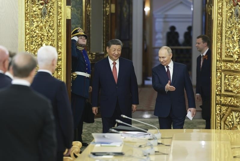 △當(dāng)?shù)貢r(shí)間5月8日，俄羅斯總統(tǒng)普京同習(xí)近平主席在莫斯科克里姆林宮舉行會(huì)談。這是兩國(guó)元首步入會(huì)場(chǎng)。