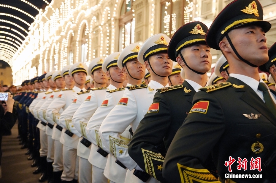 當(dāng)?shù)貢r(shí)間5月3日晚，俄羅斯首都莫斯科，俄羅斯紀(jì)念衛(wèi)國(guó)戰(zhàn)爭(zhēng)勝利80周年閱兵式第二次彩排，中國(guó)人民解放軍儀仗司禮大隊(duì)震撼亮相，受到華僑華人、留學(xué)生和當(dāng)?shù)孛癖姛崃覛g迎。中新社記者 田冰 攝