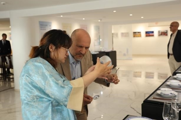 摩洛哥民眾在觀察中國瓷器。拉巴特中國文化中心供圖