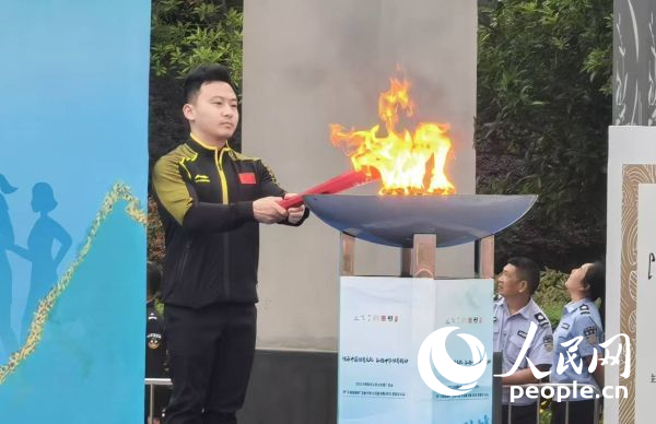 在活動(dòng)開(kāi)幕式上，馮喆點(diǎn)燃火炬。人民網(wǎng)記者 楊磊攝