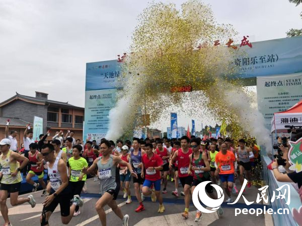 全民健身跑參賽選手沖出起點(diǎn)。人民網(wǎng)記者 楊磊攝