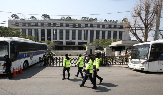 4月3日，在韓國(guó)首爾，警察在韓國(guó)憲法法院前執(zhí)勤。新華社記者姚琪琳攝