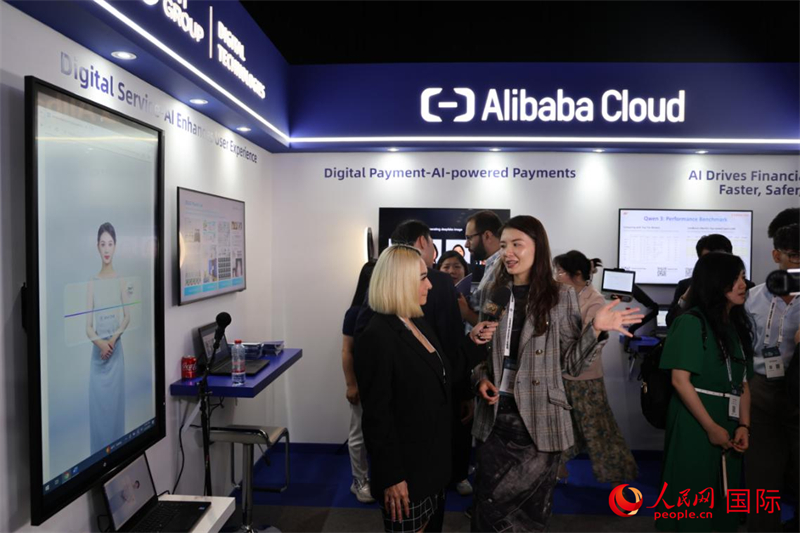 當(dāng)?shù)孛襟w在2025迪拜金融科技峰會(huì)的一家中資企業(yè)展廳采訪，張志文攝