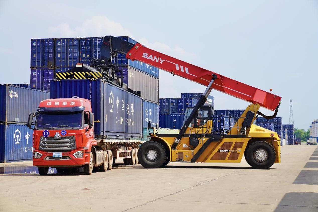 在中老鐵路萬象南鐵路貨運(yùn)口岸站，起重機(jī)正在吊裝集裝箱。劉瑩嘉攝