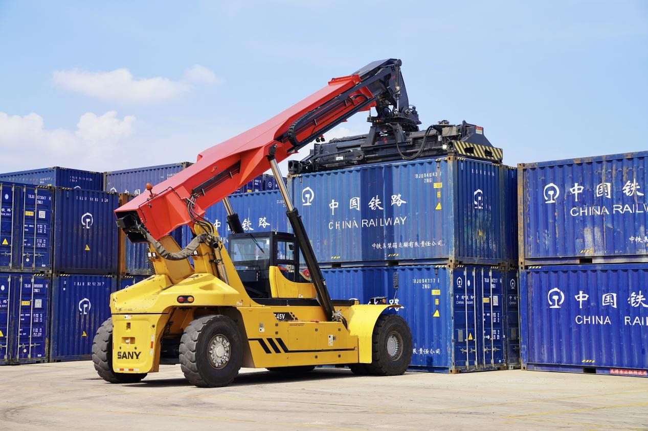 在中老鐵路萬象南鐵路貨運(yùn)口岸站，起重機(jī)正在吊裝集裝箱。劉瑩嘉攝