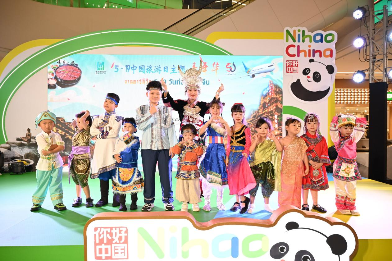 開(kāi)幕式上，中泰小朋友服飾秀表演。主辦方供圖