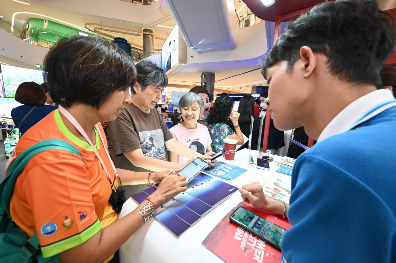 游客在航空公司展臺(tái)前了解機(jī)票優(yōu)惠活動(dòng)。主辦方供圖