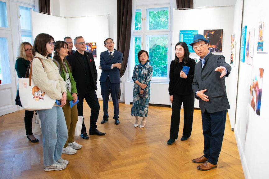 藝術家李守白現(xiàn)場導覽。圖片由布達佩斯中國文化中心供圖