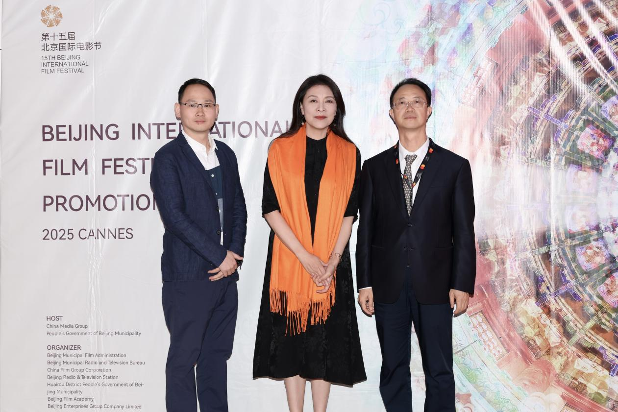 余俊生（右一）與《走走停?！穼?dǎo)演龍飛（左一）、演員岳紅（左二）合影。主辦方供圖