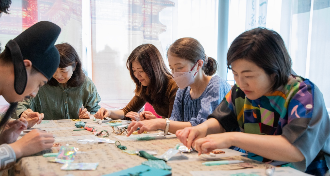 客人體驗(yàn)制作綠松石銅牌。中國駐大阪旅游辦事處供圖