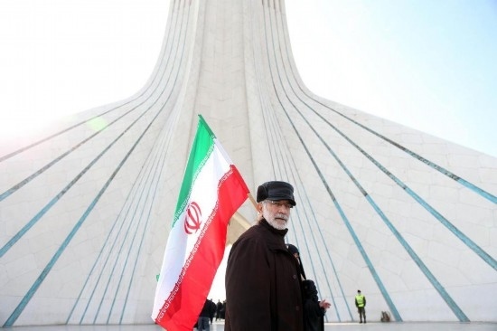 2月10日，在伊朗首都德黑蘭阿扎迪廣場，民眾參加紀(jì)念伊朗伊斯蘭革命勝利46周年集會(huì)。新華社記者沙達(dá)提攝