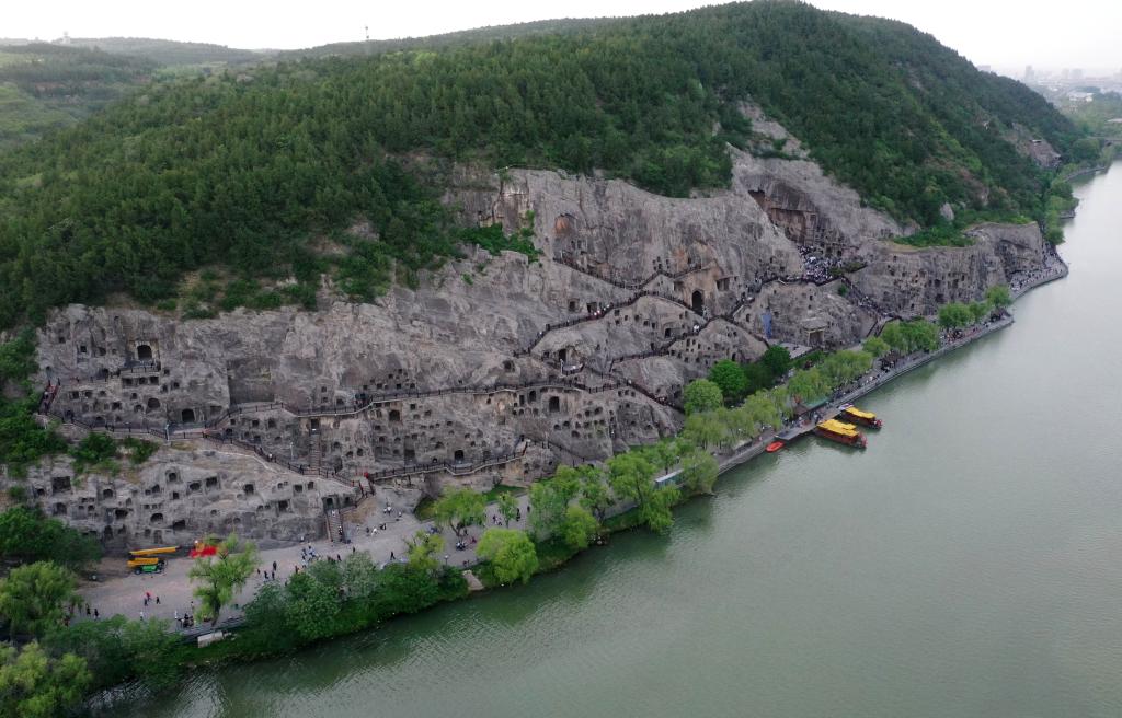 這是近日拍攝的洛陽龍門石窟（無人機(jī)照片）。新華社記者 李嘉南 攝