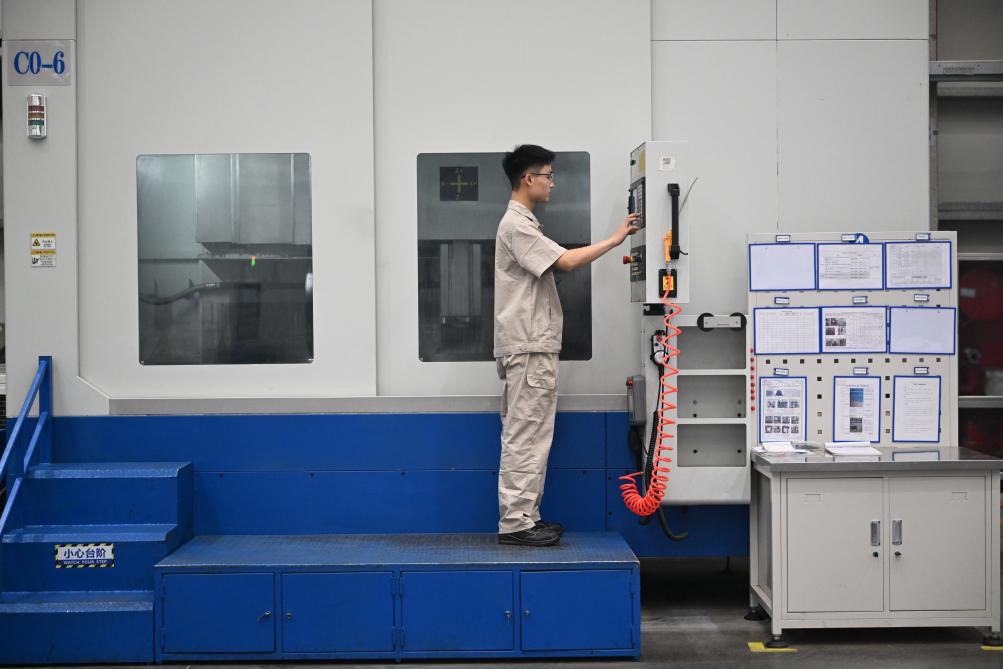 近日，工人在洛陽軸承集團股份有限公司的智能生產(chǎn)線上作業(yè)。新華社記者 李嘉南 攝