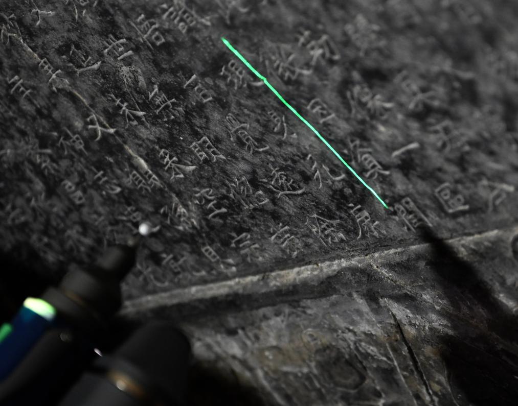 2025年4月9日，龍門石窟研究院工作人員在古陽洞使用關(guān)節(jié)臂掃描儀對(duì)《龍門二十品》之一進(jìn)行數(shù)字化掃描。新華社記者 李嘉南 攝