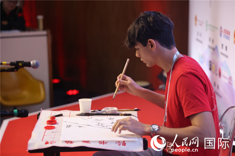 2025年“漢語橋”巴西賽區(qū)決賽的“才藝展示”環(huán)節(jié)，一名參賽者正在繪畫。人民網(wǎng)記者 時元皓攝