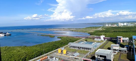 這是5月18日拍攝的紅樹林環(huán)繞的爪哇7號(hào)燃煤電站。記者 曹凱 攝