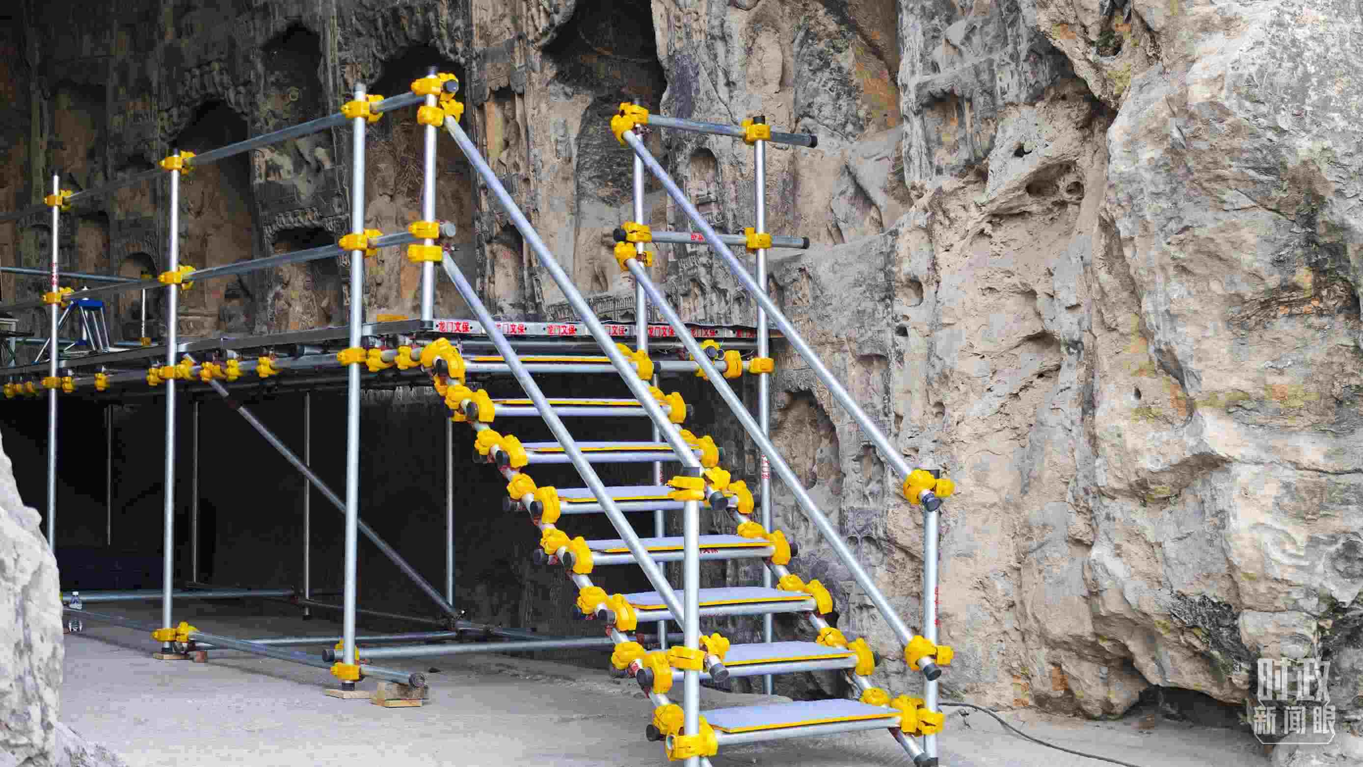 △龍門石窟古陽洞文物修護現(xiàn)場。（總臺央廣記者潘毅拍攝）