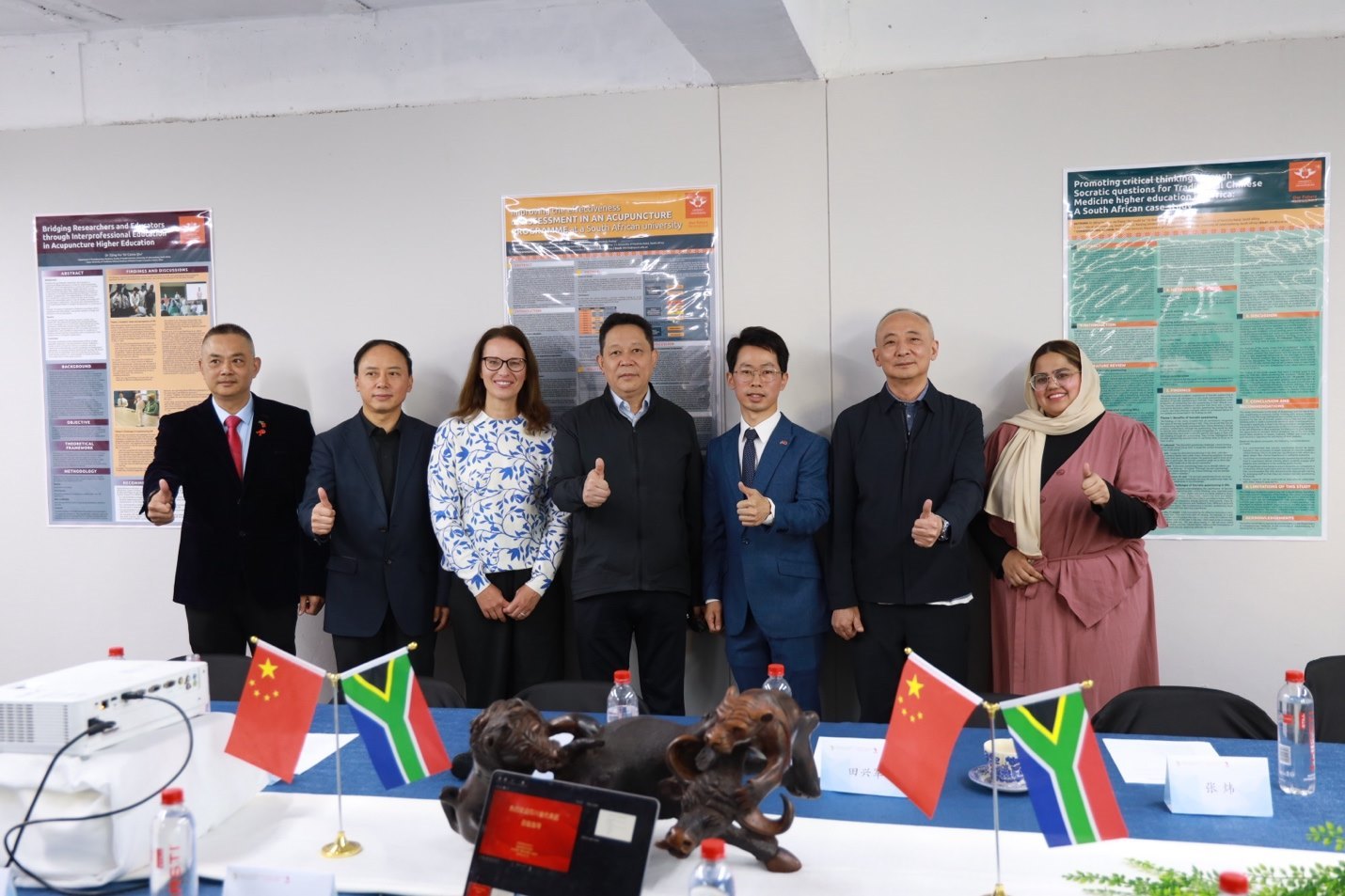 四川省副省長(zhǎng)楊興平及代表團(tuán)與《補(bǔ)充醫(yī)學(xué)：教育與研究》雜志社團(tuán)隊(duì)合影。非洲中醫(yī)及針灸中心供圖