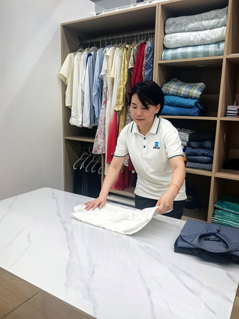 劉水金正在客戶家中做衣柜整理收納工作。受訪者供圖