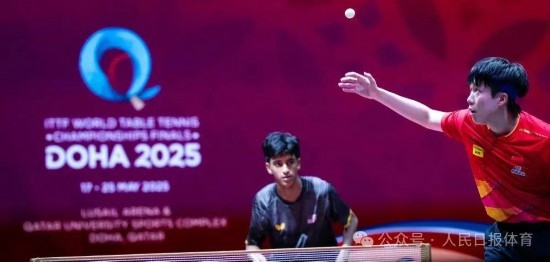 5月17日，王楚欽在比賽中發(fā)球。