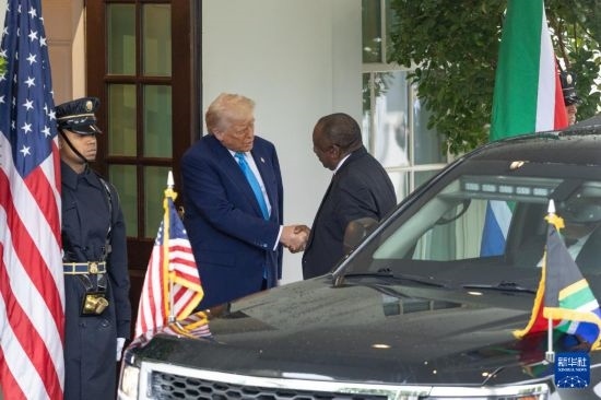 5月21日，美國總統(tǒng)特朗普（左二）在華盛頓白宮迎接到訪的南非總統(tǒng)拉馬福薩。新華社記者 胡友松 攝