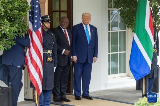 5月21日，美國總統(tǒng)特朗普（右二）在華盛頓白宮迎接到訪的南非總統(tǒng)拉馬福薩（右三）。新華社記者 胡友松 攝
