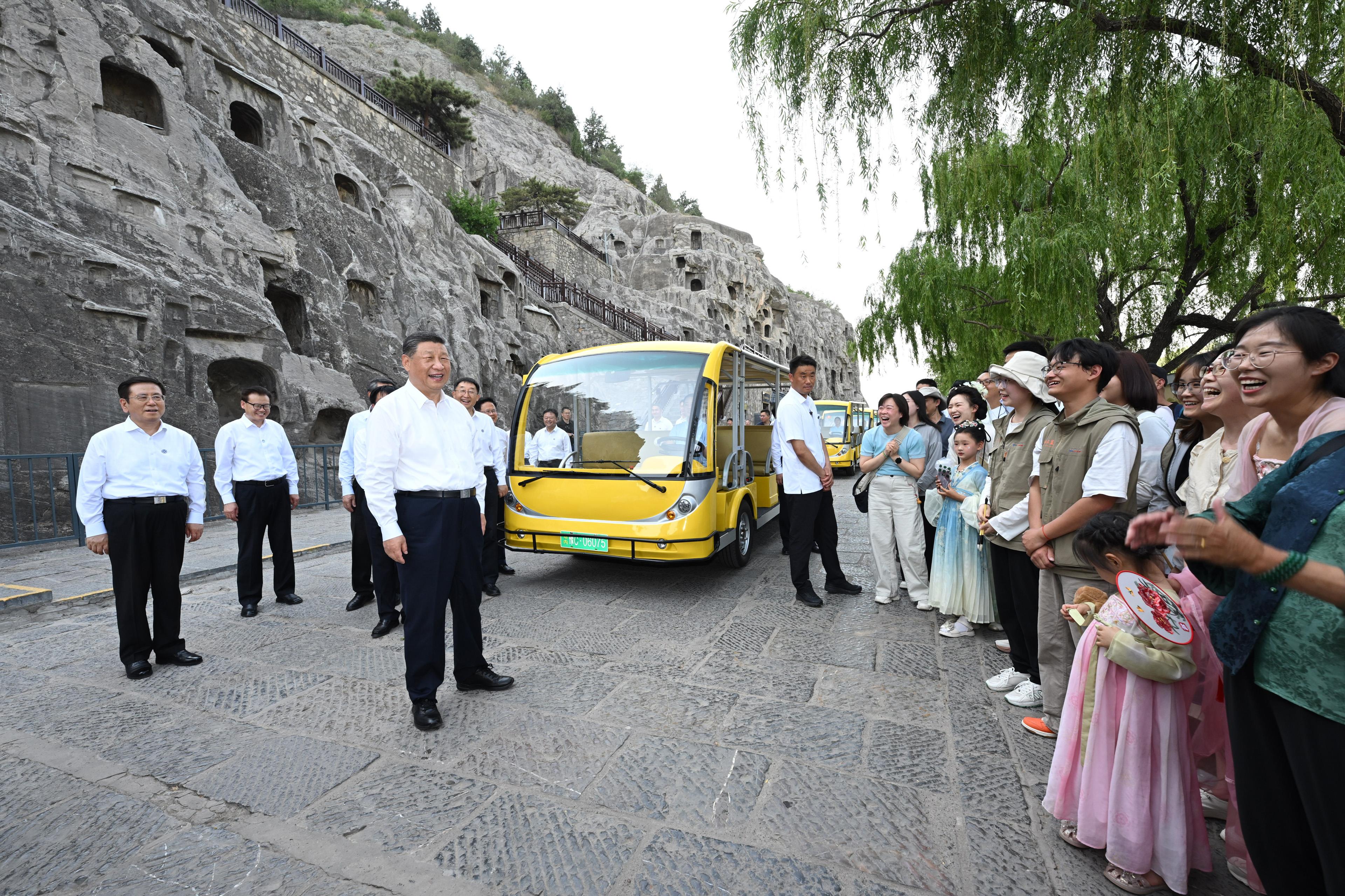 2025年5月19日，習(xí)近平總書記在洛陽龍門石窟考察時，同游客親切交流。